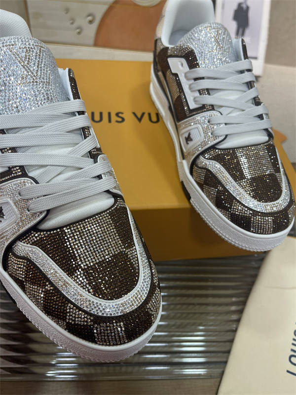 LV076