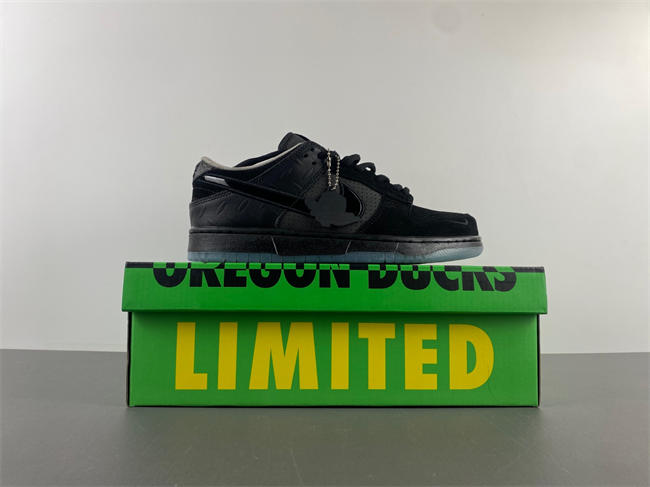 Division Street x Nike Dunk Low Lux “Oregon Black” HV1470-001